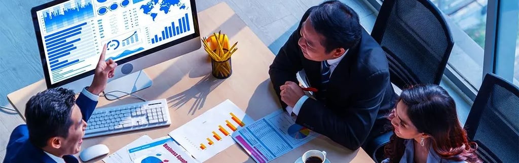 pessoas analisando gráficos