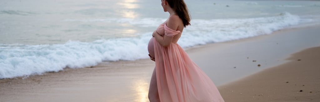 photo d'une femme enceinte au coucher de soleil