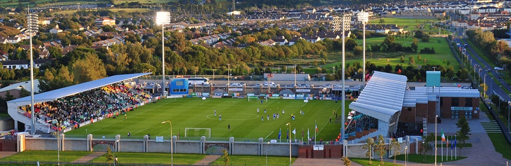 Bier in der Hand, Wurst im Brötchen, Stadionblick – Fußballreise zu den Shamrock Rovers in Dublin
