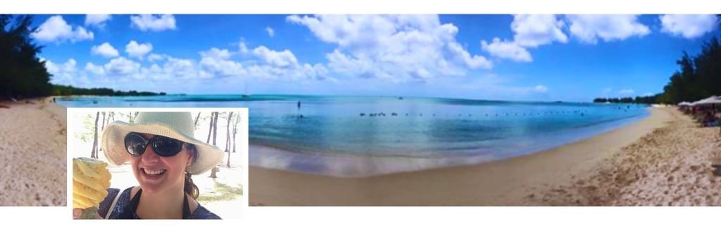 Foto da autora em praia nas ilhas Mauricio.