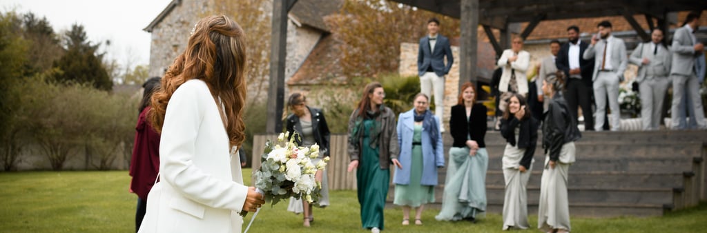 La mariée qui se prépare aux jeté de bouquet. Les témoins et invités se préparent pour l'attraper