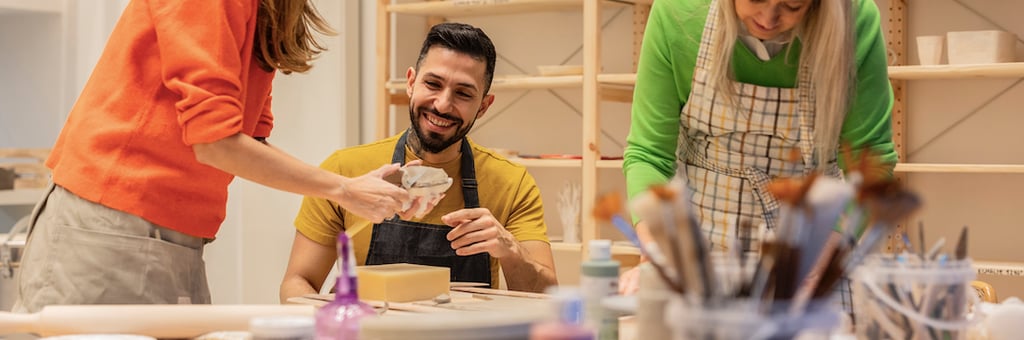 Un groupe travaillant en art-thérapie