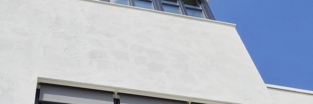 Façade blanche d’un immeuble moderne propre et bien entretenue