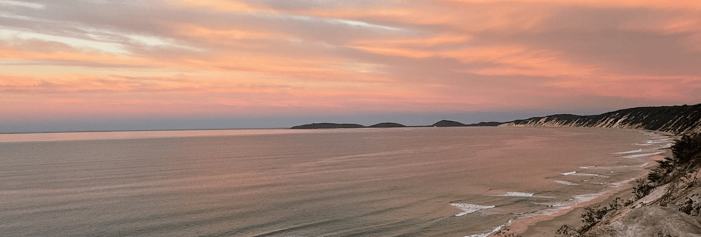 atardecer en la playa de colores rosas y amarillos