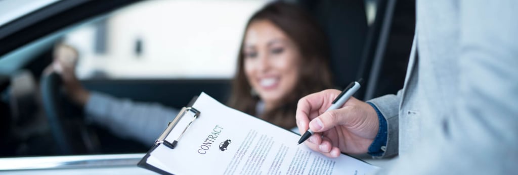 Expat signing car insurance contract in Murcia with transparent pricing and no-claims bonus trans