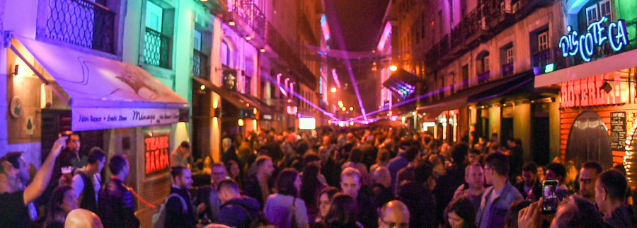 Lissabon bei Nacht mit beleuchteten Straßen, Bars und lebendiger Atmosphäre in der Altstadt