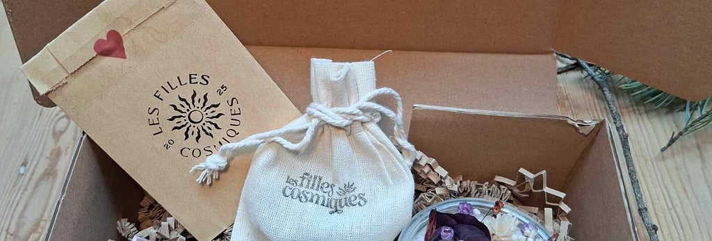 Coffret cadeau La Box Cosmique ouvert, révélant un assortiment d'objets