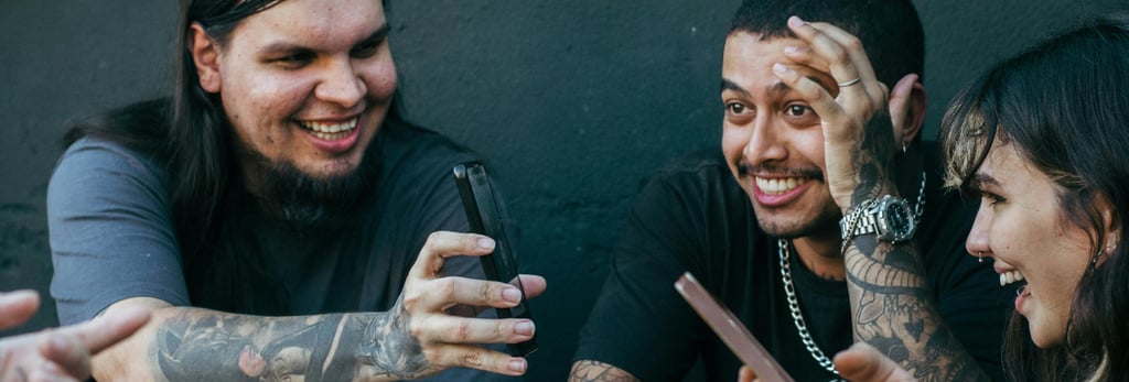 grupo de amigos tatuados divirtiendose