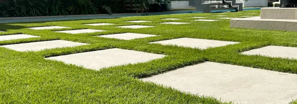 jardín césped artificial con planchas de caliza