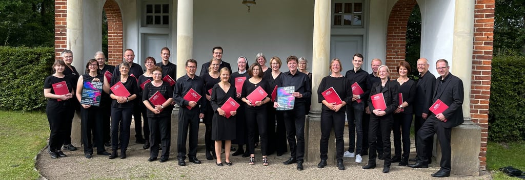Der Kammerchor Emsland 2023 im Schlossgarten Clemenswerth in Sögel
