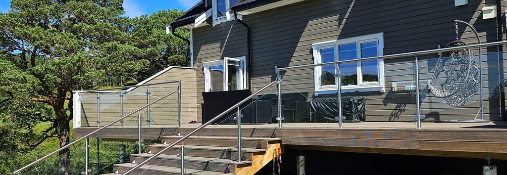 Glassrekverk med rustfrit stolper