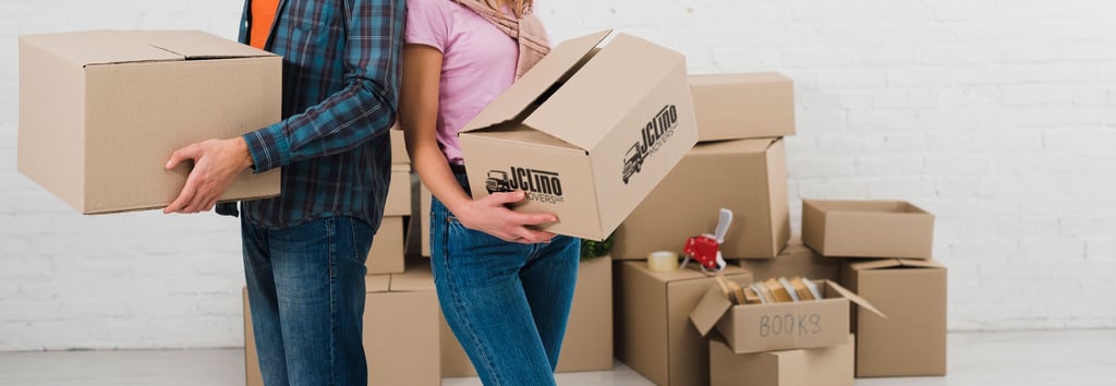 dos personas con cajas en las manos