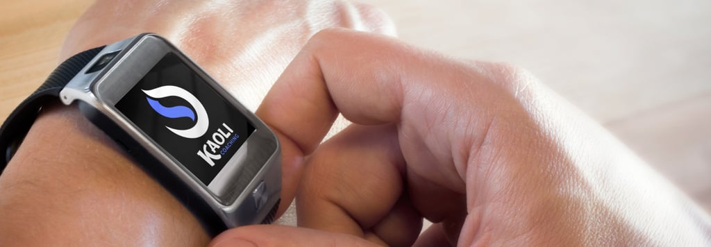 Présentation d'un logo d'activité de coaching sur une montre connectée.