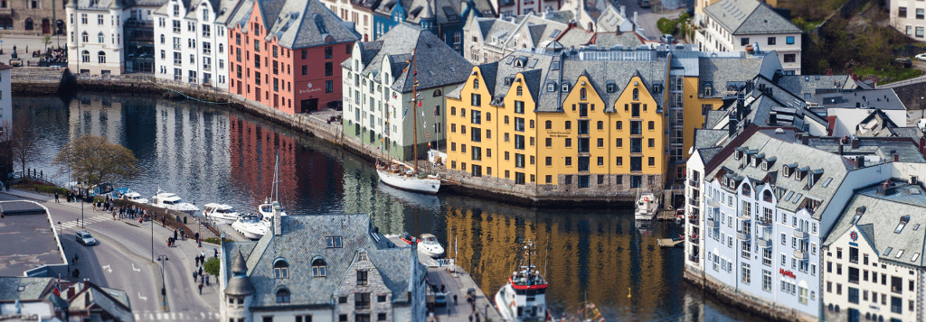 Vista panorâmica tranquila do canal central em Ålesund, Noruega.