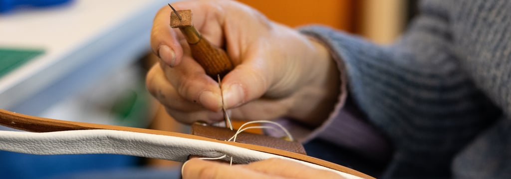 Artisan sellier harnacheur travail du cuir à Carouge Genève