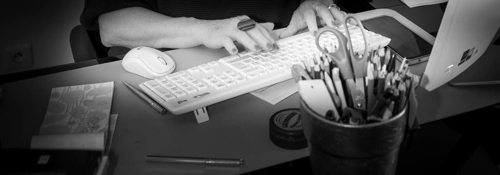 photo de nuit des mains de dominique Uhlen sur un clavier