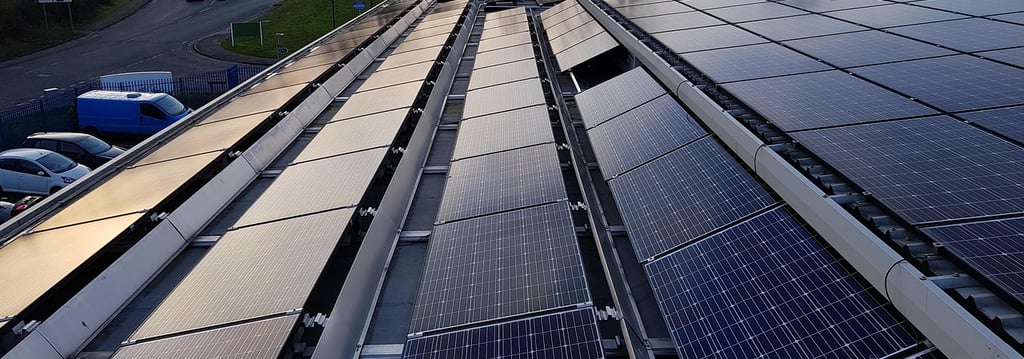 Fabrika çatısı güneş paneli uygulaması.