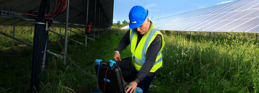 Sahada güneş paneli elektriksel ölçüm testi.