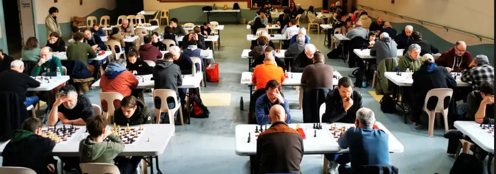 salle des fêtes avec 78 joueurs d'échecs