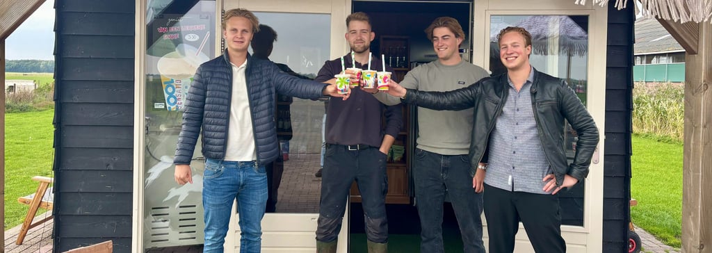 De mannen van beeLoud samen met Abe van Exel