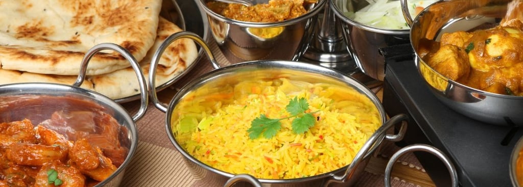 Buffet de comida indiana tradicional servido durante tour em Mumbai — o que fazer em Mumbai