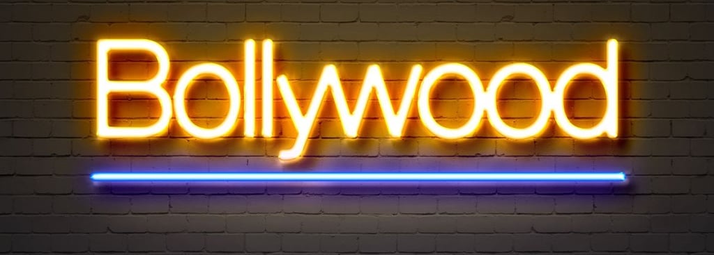 Letreiro de Bollywood em néon, símbolo da indústria cinematográfica indiana — o que fazer em Mumbai.