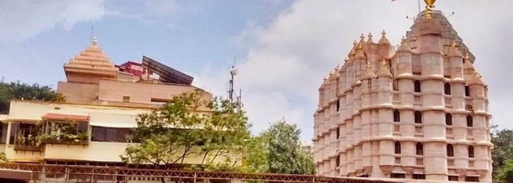 Fachada do Templo Shree Siddhivinayak em Mumbai — o que fazer em Mumbai