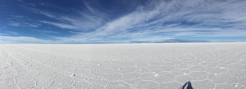 “Salar d’Uyuni”, “paysage unique”, “Bolivie”, “ciel bleu”, “immensité blanche”. désert de sel