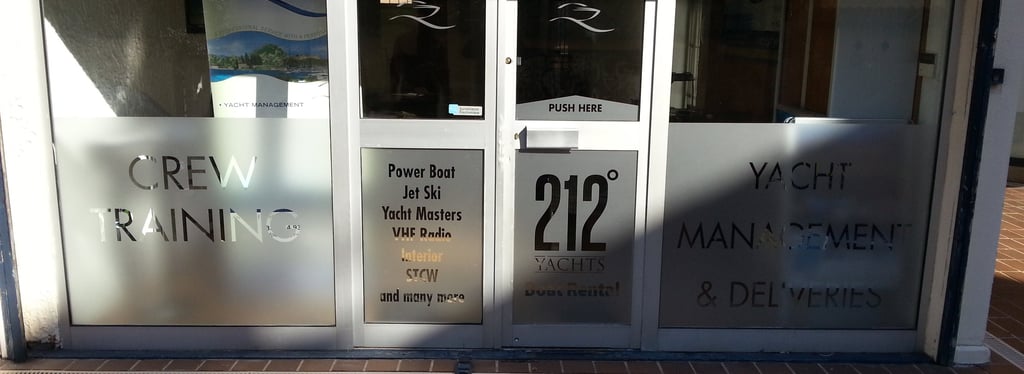 Décoration d'une vitrine avec de l'adhésif dépoli.