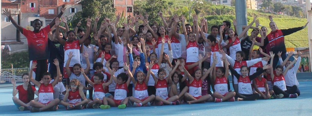 Grupo de crianças do projeto de atletismo de São Bernardo do Campo pela ASA São Bernardo