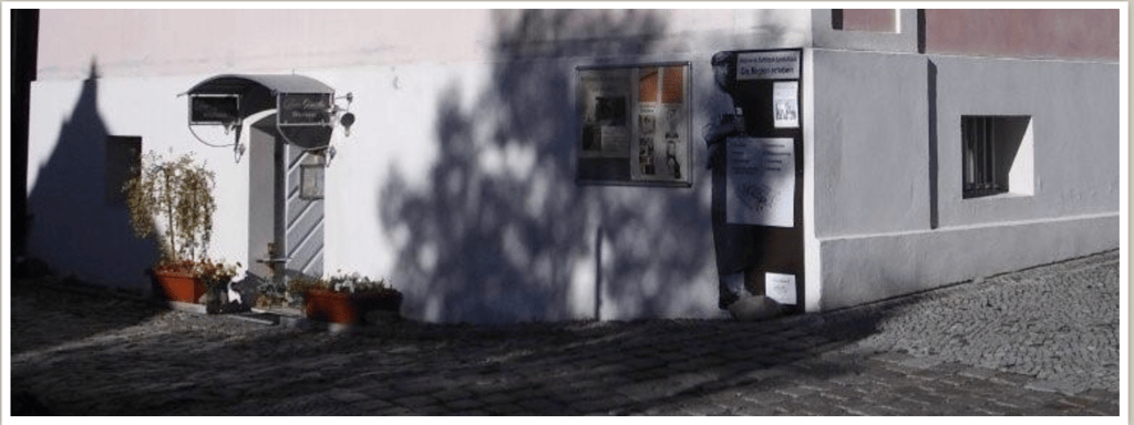 das Lendelhaus mit dem Eingang vom Wellness-Center