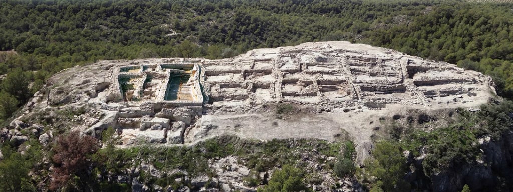 The La Almoyona archaeological site is located a few kilometers from the town of Pliego. It is a Bro