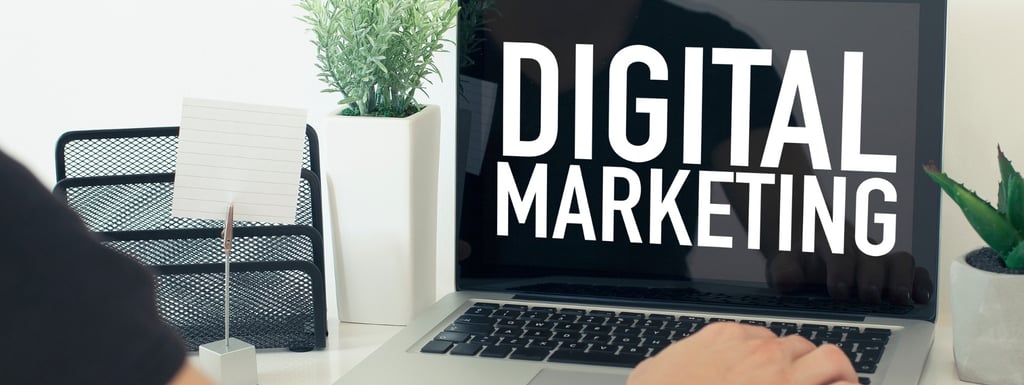 immagine di un notebook con la scritta Digital Marketing