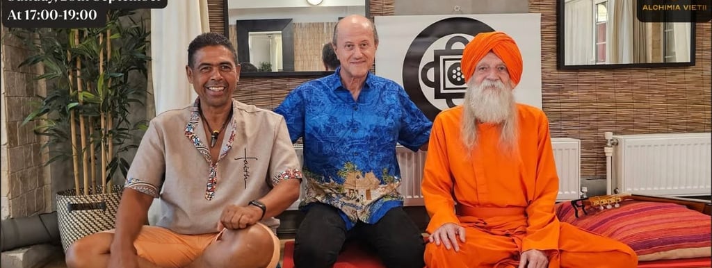 Eugen Mirtz alaturi de reprezentati ai scolii Ananda Marga Yoga School