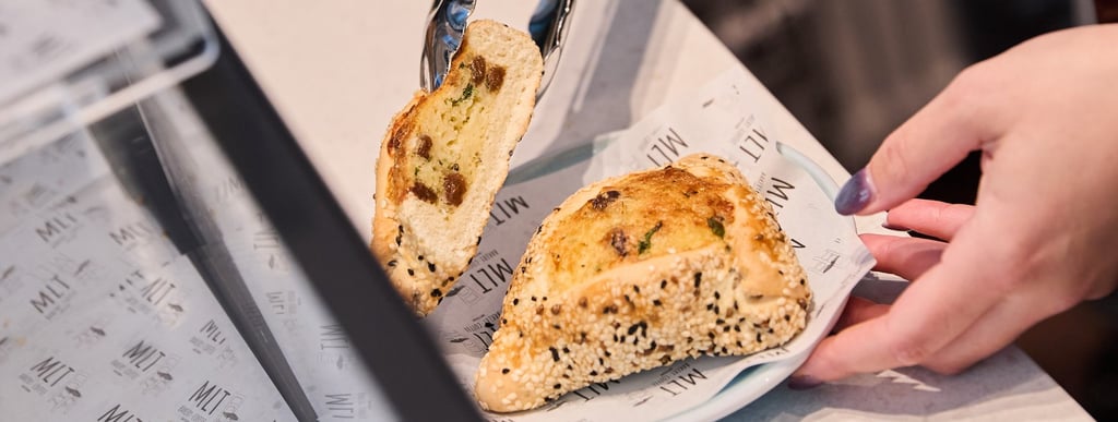 Sunny bun, feta, halloumi