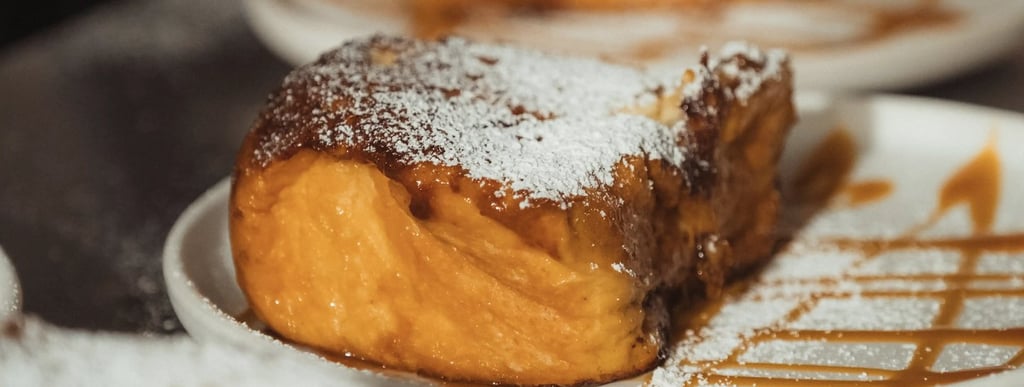 Brunch gourmand au restaurant Playa Amor avec pancakes, fruits frais et jus detox