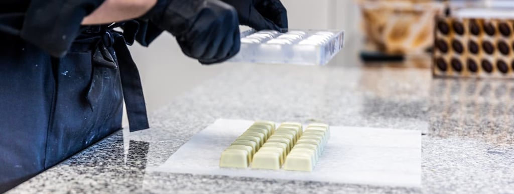 Een persoon die handgemaakt pralines aan het maken is