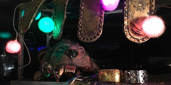 Détail de ma loge montrant un masque de fauve, les pans d'une armure romaine, des lumières colorées