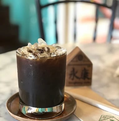 กาแฟสดอเมริกาโน่เย็น ดื่มด่ำรสชาติเข้มข้นในตึกเก่า 100 ปี ยงคังคาเฟ่