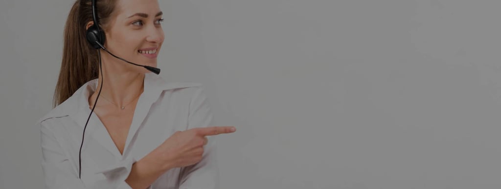 Mulher apontando para o formulário