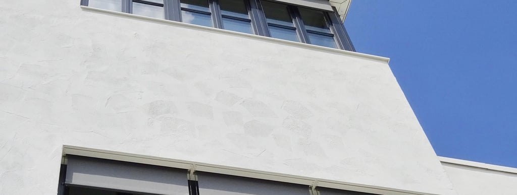 Immeuble blanc avec façade propre après entretien