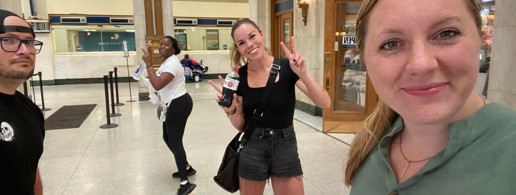 trois femmes et un homme dans un hall