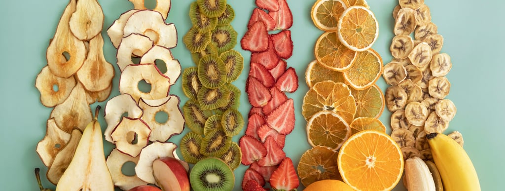 Sobre fondo verde, frutas frescas y rodajas deshidratadas: pera, manzana, kiwi, frutilla, naranja.