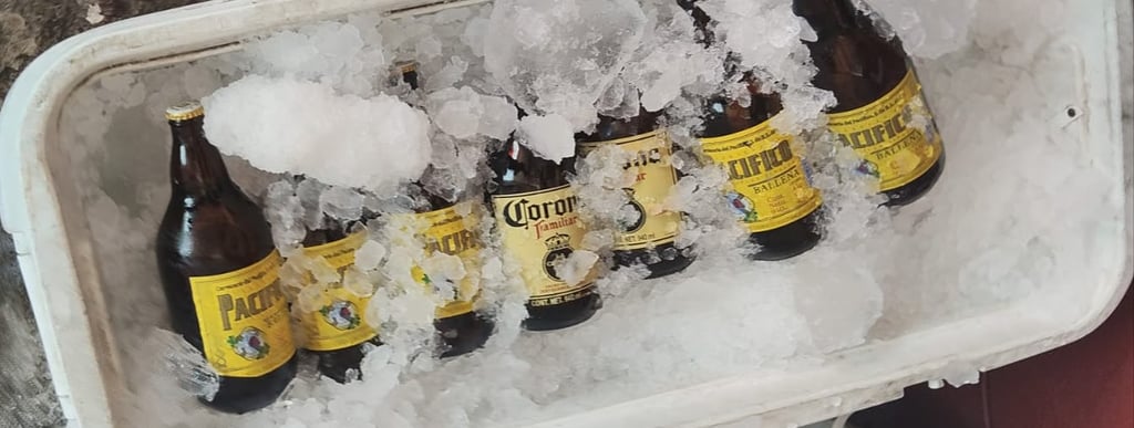 Un portable hielera con hielo y una cahuamas pacifico y coronas