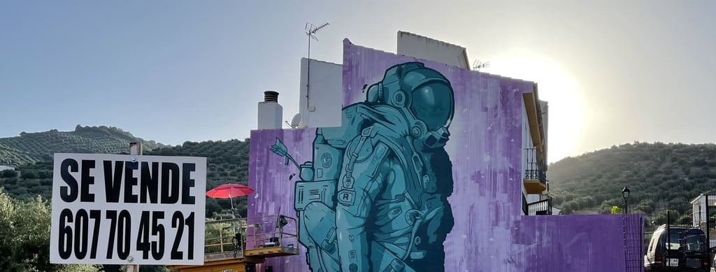 mural de un astronauta en una fachada de una casa