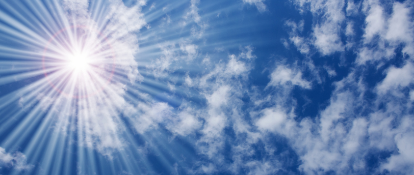 Un ciel ensoleillé avec des nuages