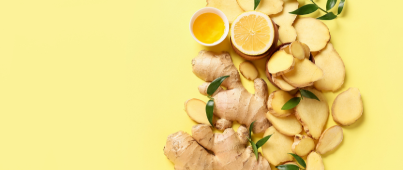 Du gingembre coupé en tranches et des rondelles de citron