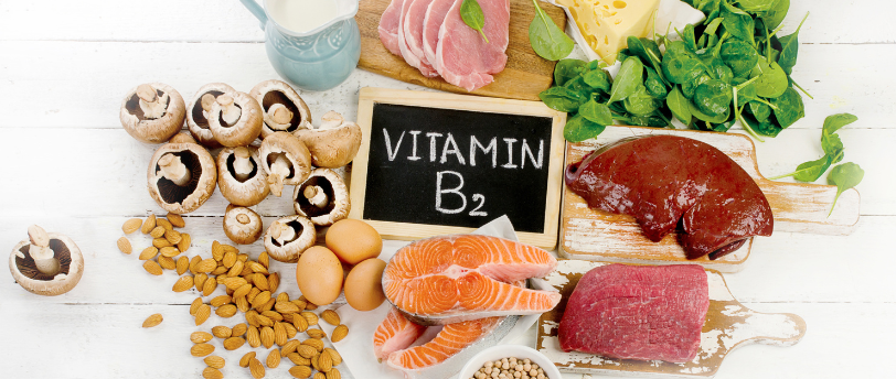Des aliments contiennent de la vitamine B2 : des champignons, des amandes, du foie, du saumon…