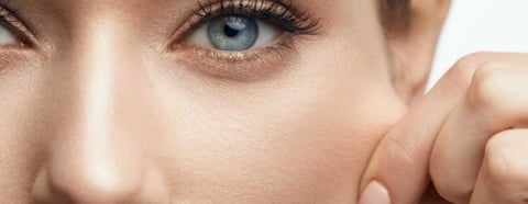 femme tire la peau du visage