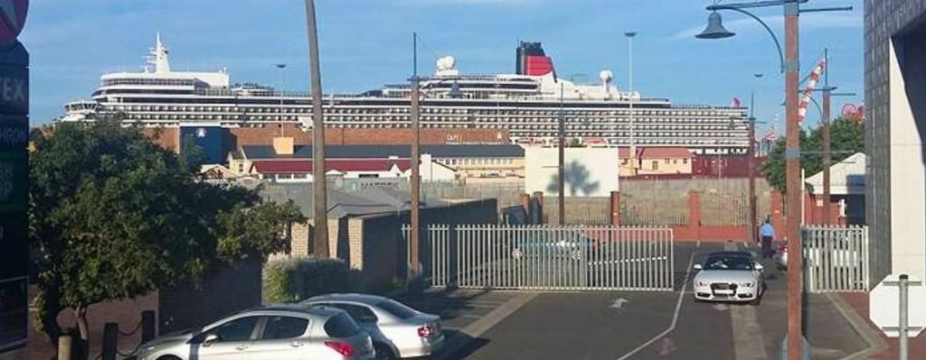 Cruzeiro atracado no V&A Waterfront, Cidade do Cabo, com vista a partir dos portões do porto.